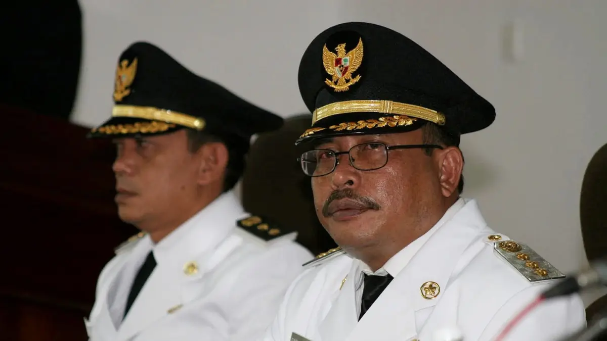 MANTAN bupati Natuna, Daeng Rusnadi (kanan) semasa hidup. F Arifin untuk Batam Pos