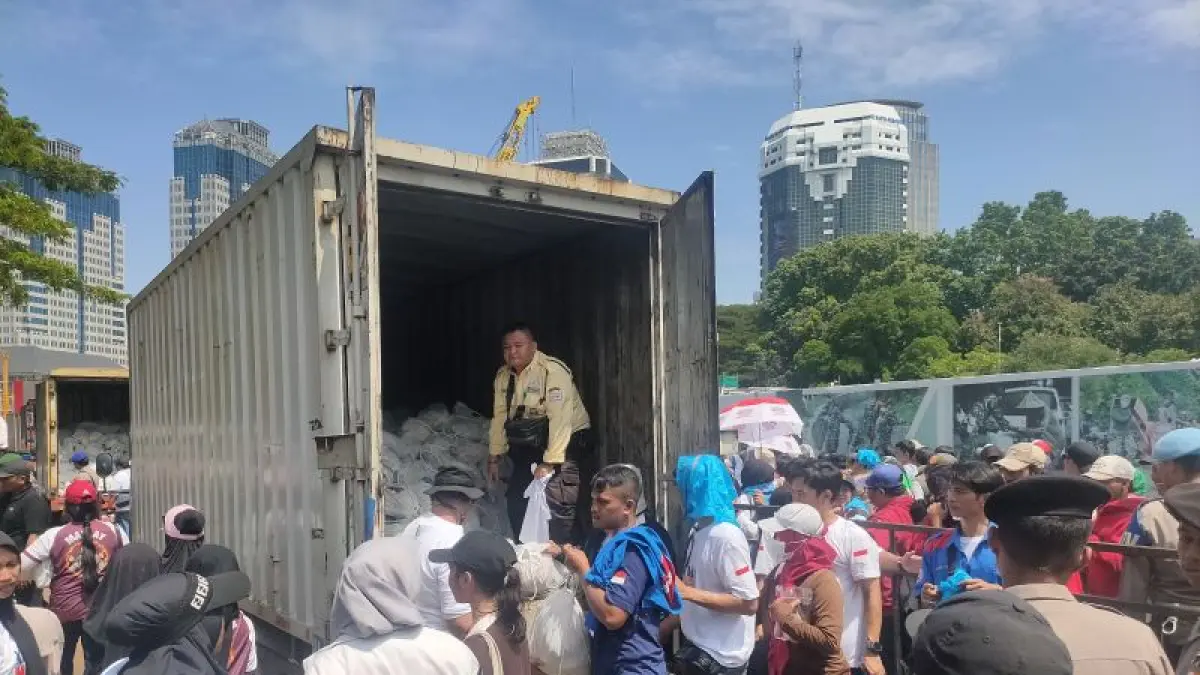 PARA buruh mengantri sembako, bantuan dari Istana Kepresidenan para peringatan May Day, Jumat (1/5/2026). F Antara
