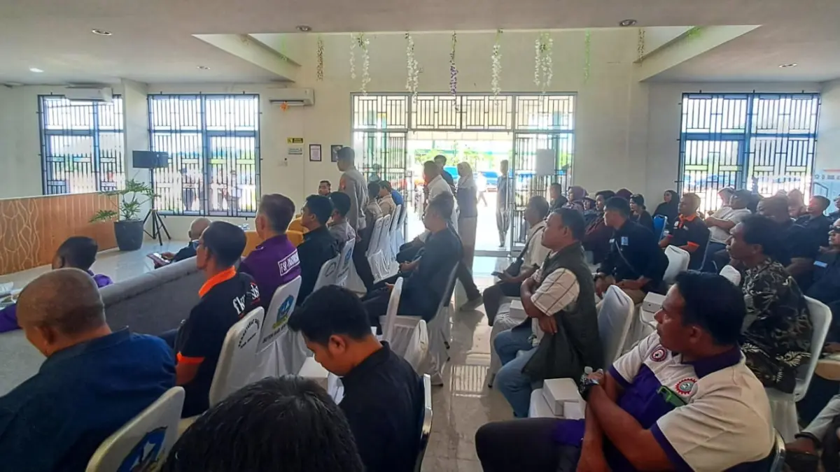 PARA buruh menghadiri peringatan Hari Buruh di Kantor Dinas Tenaga Kerja (Disnaker) Kabupaten Bintan, Bintan Buyu, Jumat (1/5/2026). F.Slamet Nofasusanto/Batam Pos