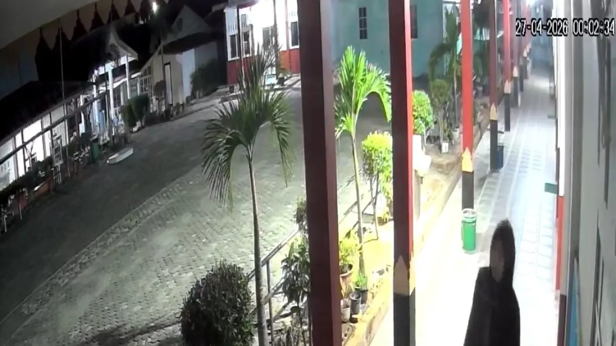 PELAKU terekam CCTv menenteng tabung gas setelah membobol kantin SD Negeri 004 Bintan Utara. F Tangkapan layar kiriman Harry Hanggara untuk Batam Pos