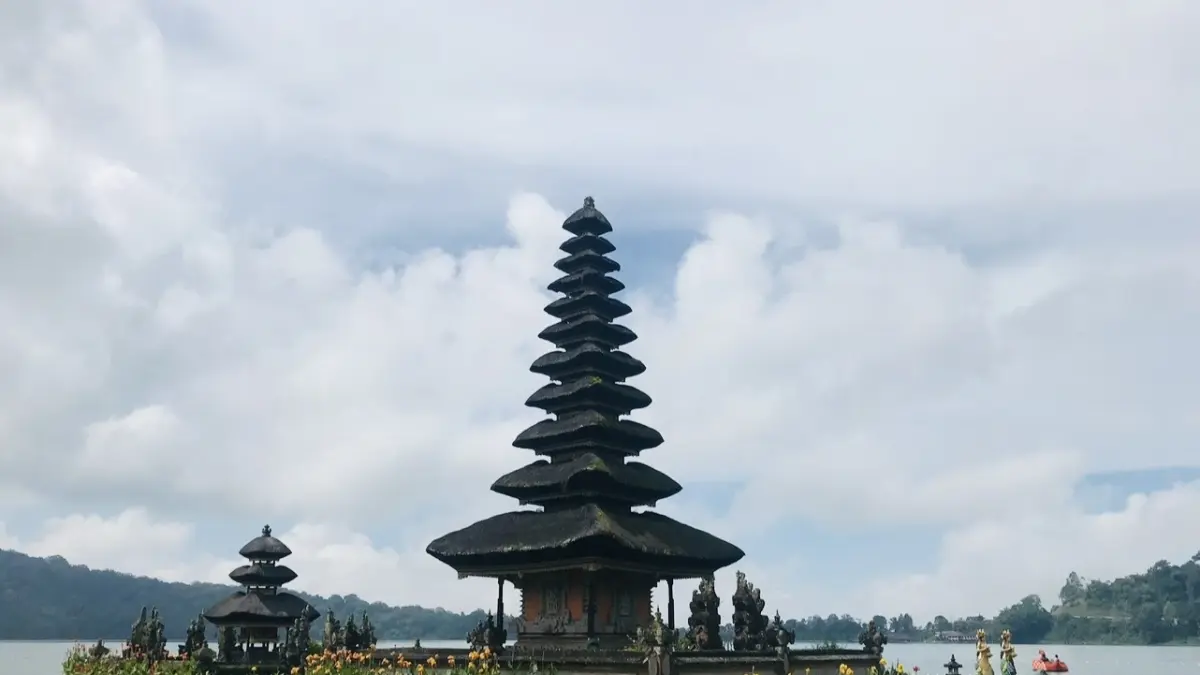 PURA Ulun Danu di Pulau Bali. Bali ditetapkan sebagai destinasi wisata favorit dari majalah perjalanan terkemuka Tiongkok, Travel + Leisure di Shanghai, beberapa waktu lalu. F Chahaya Simanjuntak/Batam Pos