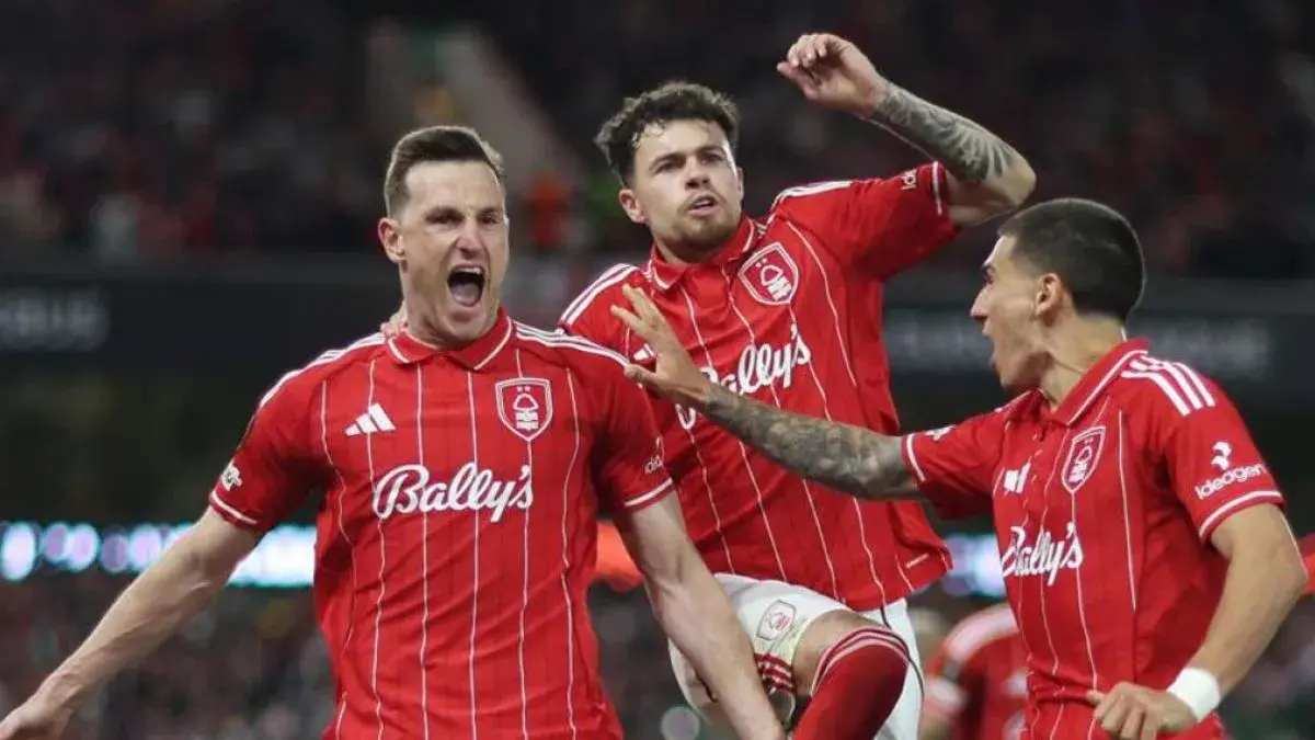 Selebrasi Chris Wood (kiri) setelah mencetak gol penalti dalam laga leg pertama semifinal Liga Europa 2025/26 lawan Aston Villa di The City Ground pada Kamis (30/4/2026). UEFA.com