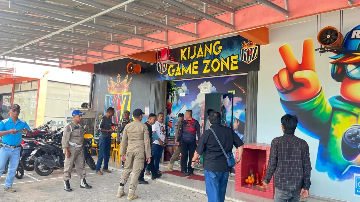 TIM Gabungan melakukan pengecekan izin usaha arena permainan Kijang Game Zone di Kijang, Kecamatan Bintan Timur, pada Kamis (30/4/2026). F.Satpol PP Bintan untuk Batam Pos