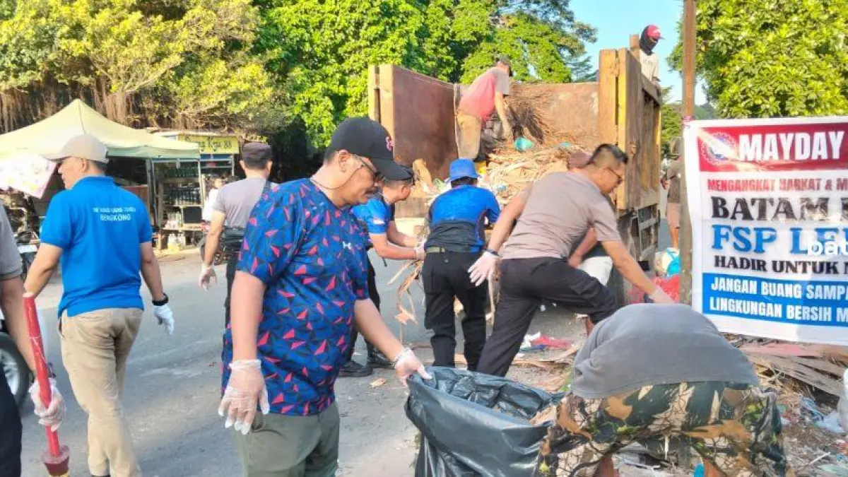 buruh membersihkan jalan dalam rangka memperingati hari buruh. f. M Syahban/ Batam pos