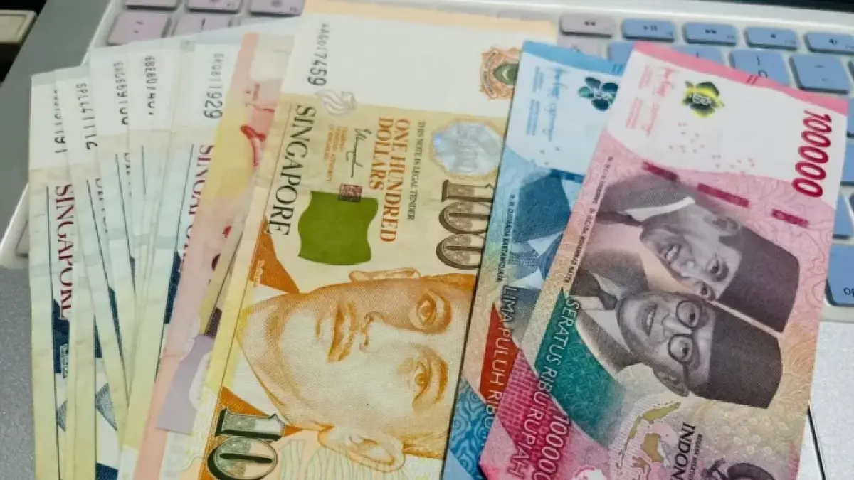 Ilustrasi mata uang dolar Singapura dan rupiah Indonesia. F.Chahaya Simanjuntak/Batam Pos
