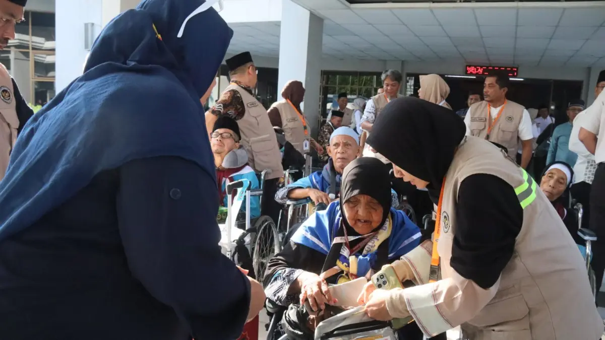 Jemaah Calon Haji bersiap siap saat akan diberangkatkan dari Asrama Haji Batam, Rabu (22/4). Foto. Cecep Mulyana/Batam Pos