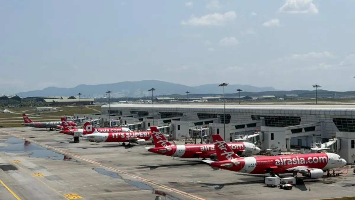 KAWASAN terminal dua bandara internasional KLIA di Malaysia Tempat dua WNA asal Tiongkok dan Aljazair terjatuh, kemarin. F Antara