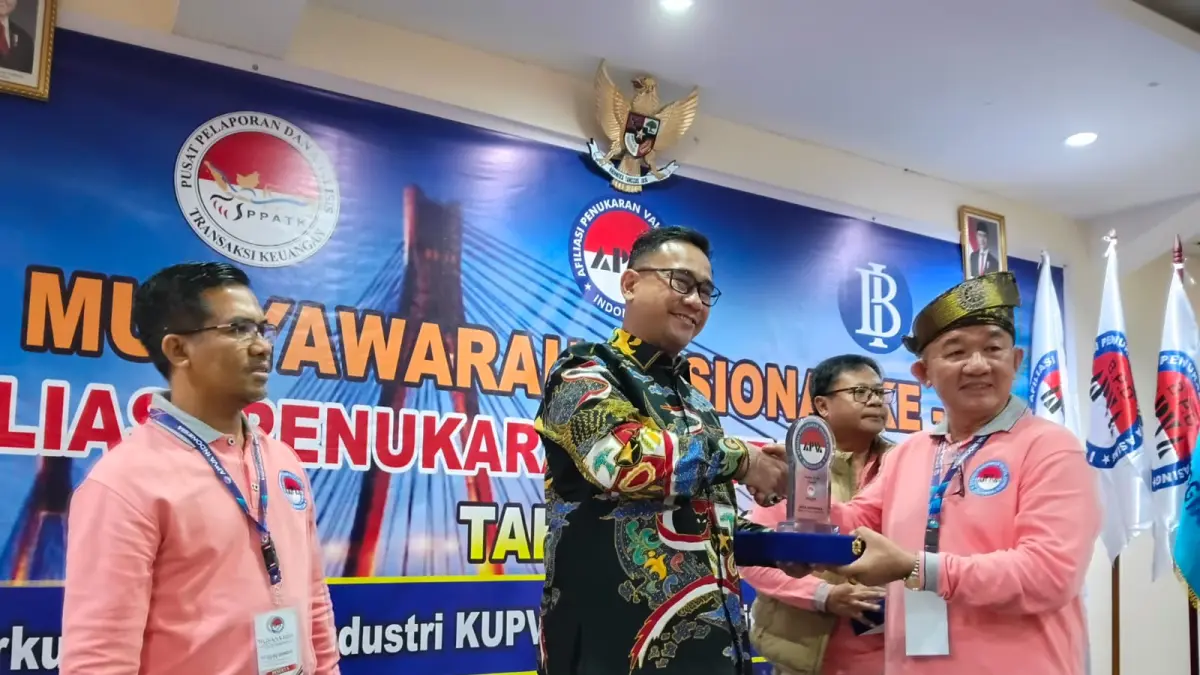 PAULUS Amat Tantoso menyerahkan tampuk kepemimpinan kepada Edi Sulistiyono yang terpilih secara aklamasi menjadi Ketua APVA Periode 2026-2030 di Vanila Hotel, Penuin, Jumat (1/5/2026). F Rengga Yuliandra/Batam Pos