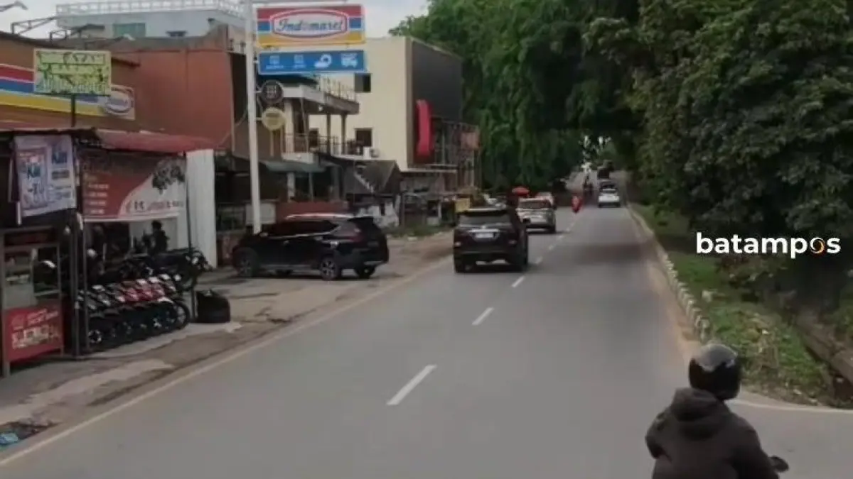 Pemotor yang manuver di U-Turn yang salah. Tindakan ini nyaris mencelakai kendaraan berat. F. Istimewa untuk Batam Pos