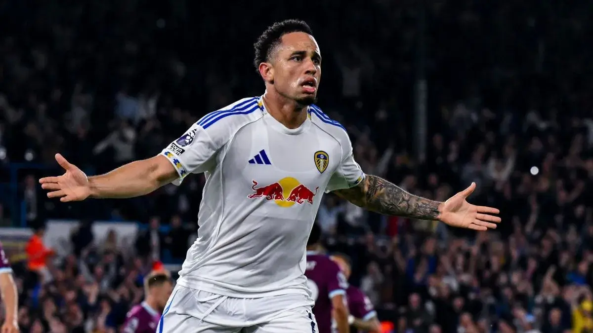 Penyerang Leeds United Noah Okafor merayakan keberhasilannya mencetak gol pada pertandingan Liga Inggris menghadapi Burnley di Stadion Elland Road, Leeds, Jumat (1/5/2026) waktu setempat. (x.com/LUFC)
