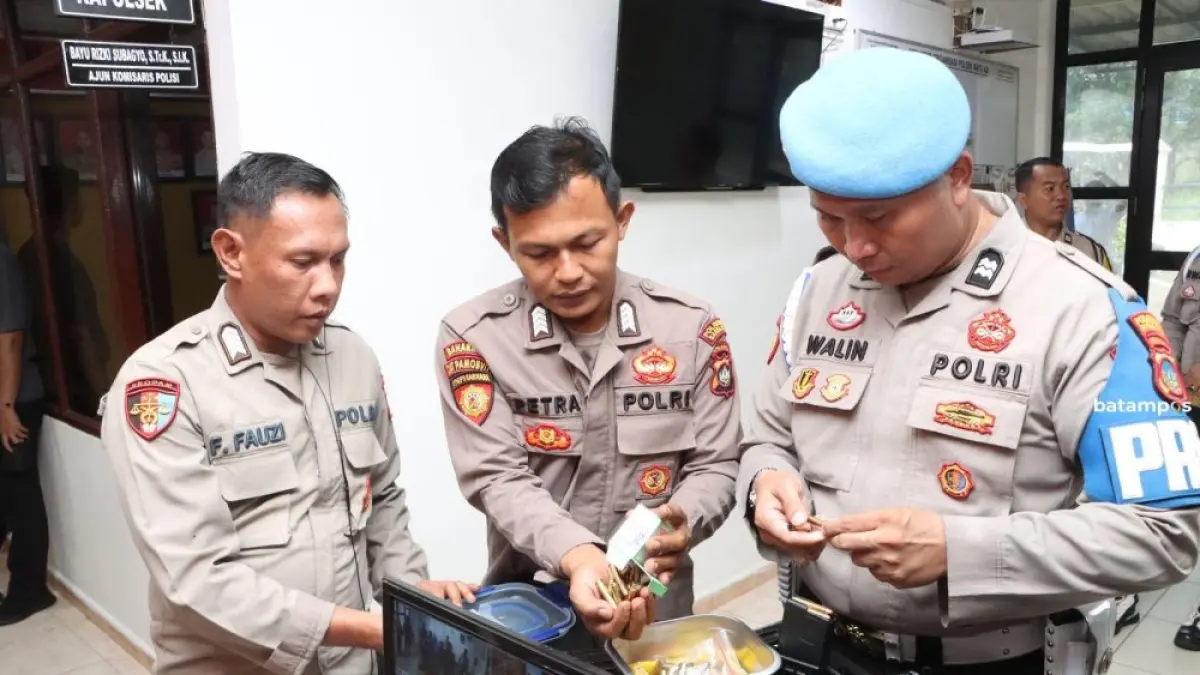 Personel Polsek Batuaji menjalani pemeriksaan administrasi hingga senpi oleh Propam Polresta Barelang. F. Andi untuk Batam Pos
