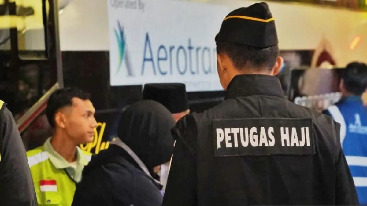 PETUGAS haji di Bandara Soekarno Hatta, Cengkareng saat mengamankan 23 WNI yang hendak berangkat ibadah haji secara nonprosedural, Jumat (1/5/2026). F Antara