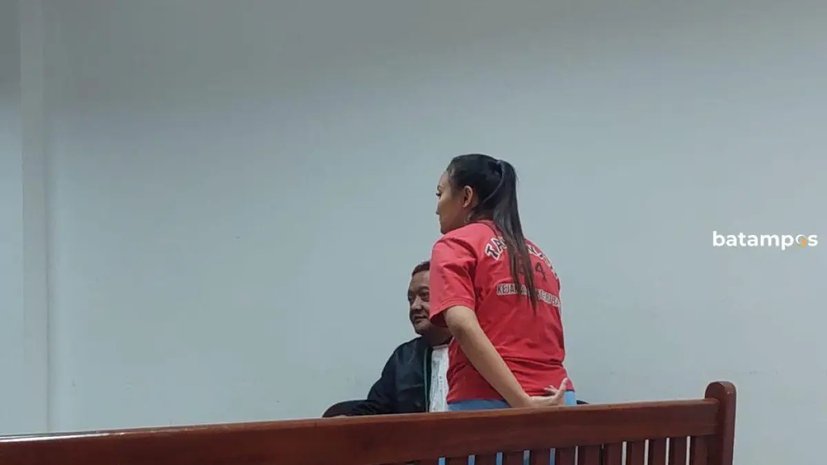 Terdakwa Maya Dwi Antika jelani sidang di PN Batam, Kamis (30/4/2026). F. Azis Maulana/ Batam Pos