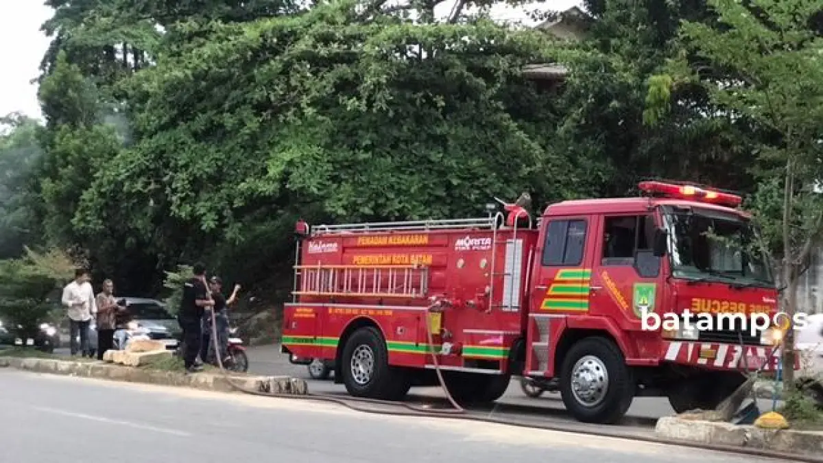 Terlihat sejumlah petugas membuka akses U-turn baru di Jalan Laksamana Bintan, kawasan Sei Panas, Batam, sebagai pengganti titik putar balik lama yang sebelumnya ditutup. Foto: M. Sya’ban / Batam Pos
