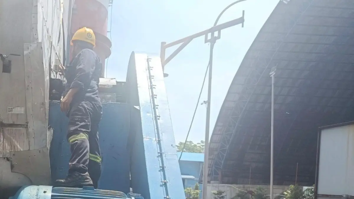 TIM teknis PLTU sedang memperbaiki mesin PLTU yang mengalami gangguan. F Sandi Pramosinto/Batam Pos