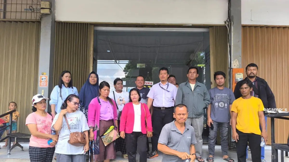Warga Bukit Layang Mangsang, Seibeduk datangi kantor ABH di Batuaji. F. Eusebius Sara/Batam Pos