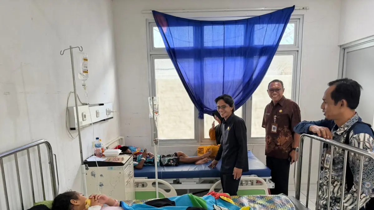Anggota DPRD Kepulauan Anambas, Hino Faisal, ketika menjenguk pelajar korban keracunan MBG di RSUD Palmatak, baru-baru ini. Foto : Ihsan Imaaduddin/Batam Pos

