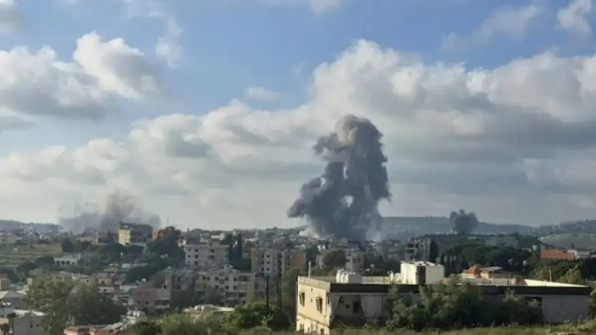 Asap mengepul dari lokasi serangan udara Israel yang menargetkan Habboush, Lebanon. (Al-Jazeera)