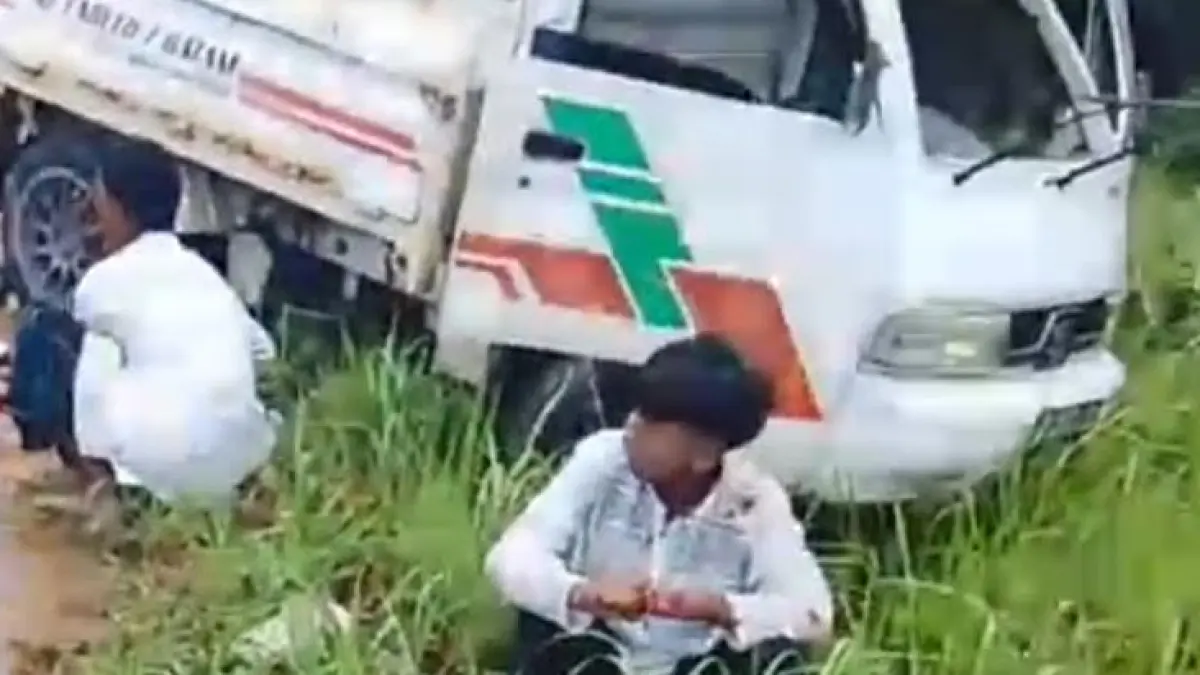 Petugas mengevakuasi korban kecelakaan mobil pikap yang mengangkut belasan santri di kawasan Batu Besar, Nongsa, Batam, Jumat (1/5) sore. Insiden tersebut menewaskan satu santri dan melukai 12 lainnya.  F. istimewa