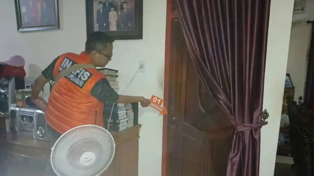 Polisi melakukan olah TKP di rumah korban pembunuhan di Jalan Kurnia 2, Kecamatan Rumbai, Rabu (29/4). (Polsek Rumbai Pesisir untuk Riaupos.co)
