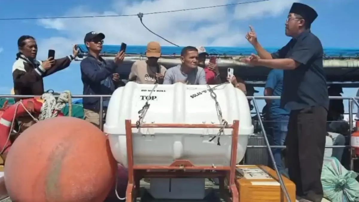 Seorang nelayan Anambas, Alizar menyampaikan protesnya terkait pengiriman ikan ke Batam menggunakan kapal ferry yang dilarang Syahbandar Letung. Foto : Tangkapan Layar Video Warga
