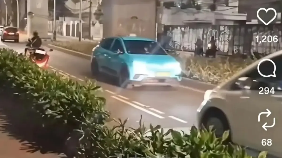 Tangkapan layar video viral taksi Green SM melawan arah di Jakpus. (Instagram)
