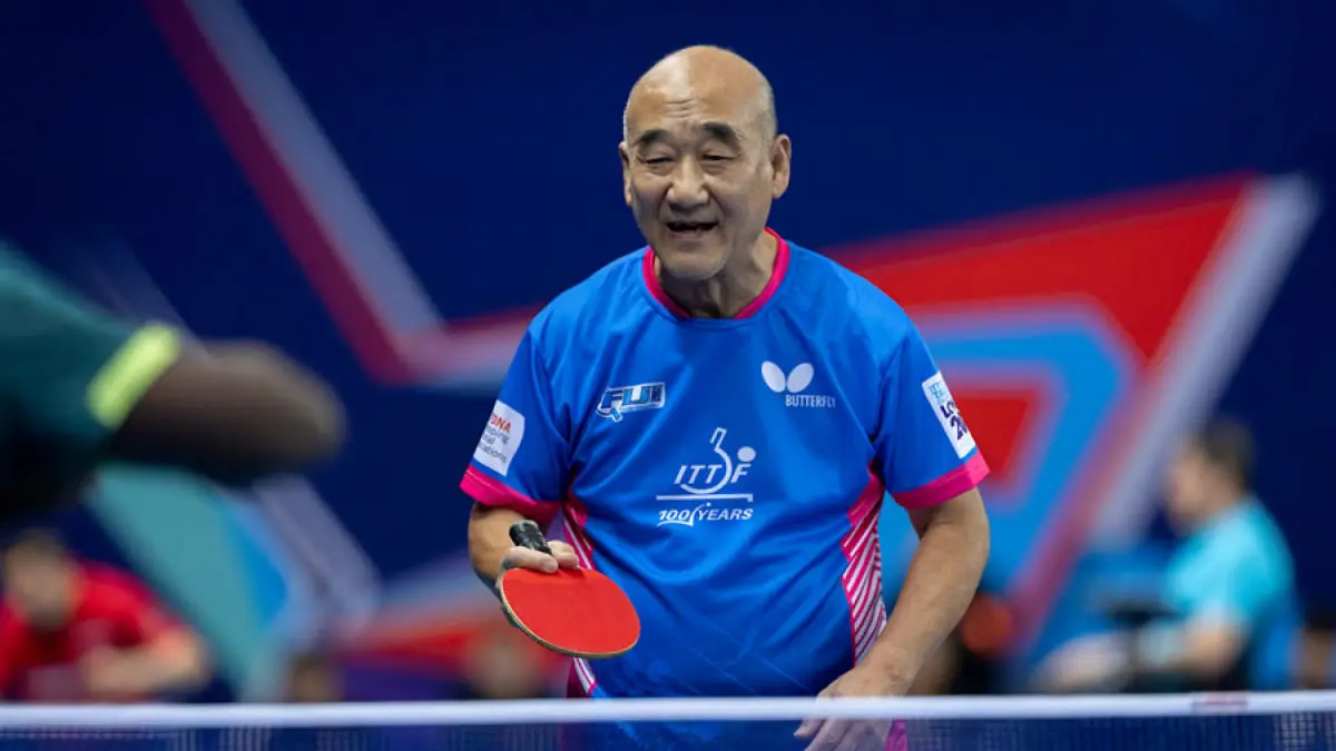 Wang Qi tampil membela Fiji pada ITTF World Team Table Tennis Championships 2026 di London, Inggris. Di usia 73 tahun, ia mencuri perhatian lewat semangat dan dedikasinya di dunia tenis meja.