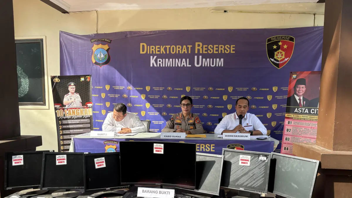 Dir Ditreskrimum Kombes Ronni Bonic didampingi Kabid Humas Polda Kombes Nona
Pricilia dan Kanit Jatanras Polda Kepri, Kompol Rayendra saat expos tangkapan judol
Di Polda Kepri