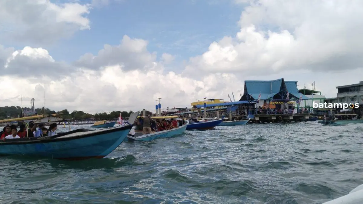 Ilustrasi. Warga Batam saat mengunjungi Pulau Belakangadang.