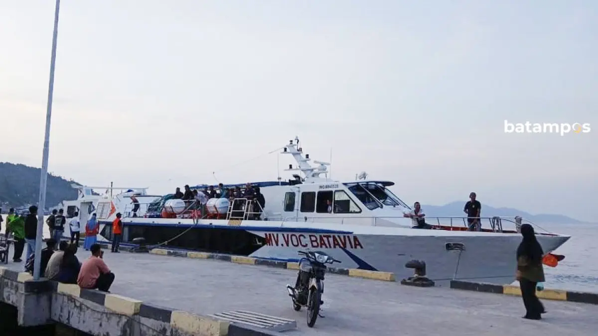 Kapal ferry MV VOC Batavia sedang bersandari di Pelabuhan Tarempa. Syahbandar larang pengiriman ikan karena bau amis dan mengganggu kenyamanan penumpang.  /  F. Ihsan Imaduddin/Batam Pos