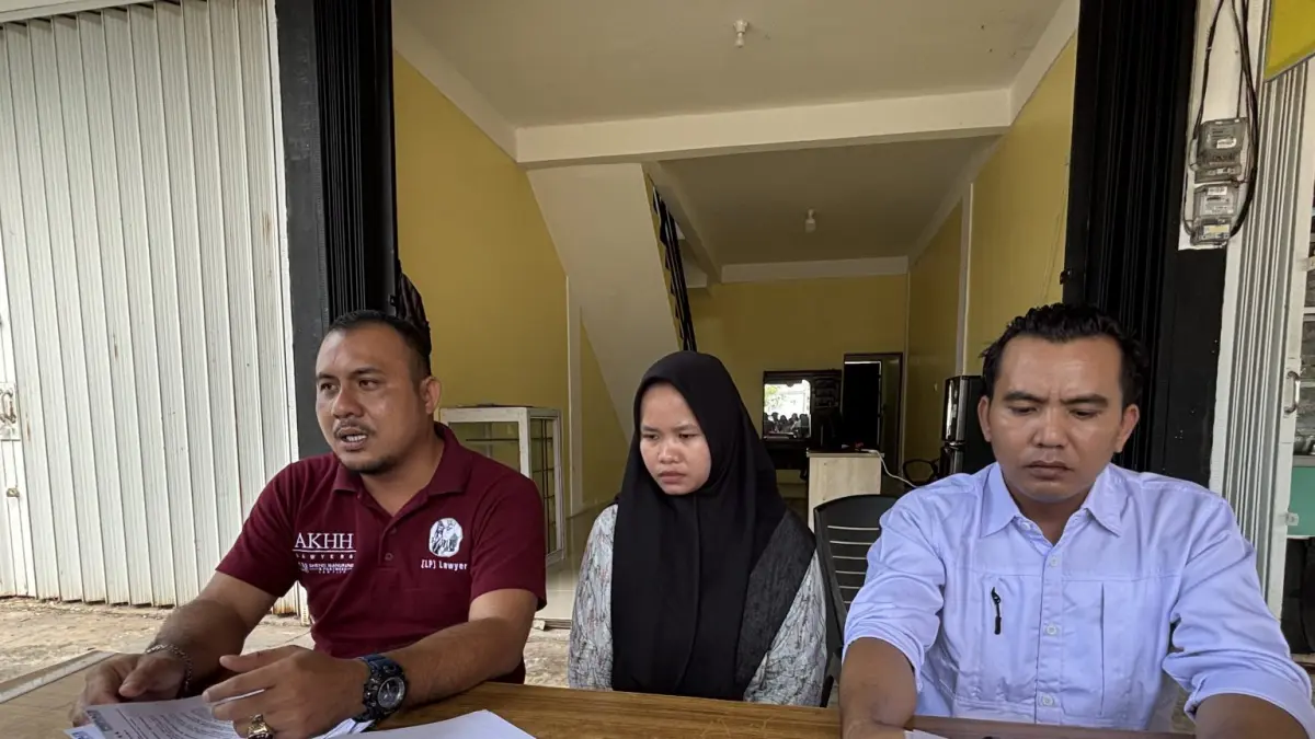 Kuasa hukum keluarga korban dari Kantor Hukum Martinus Zega & Partner, Martin Zega (kemeja putih), Lisman (kaos merah) dan Kakak korban. Foto. Yashinta/ Batam Pos