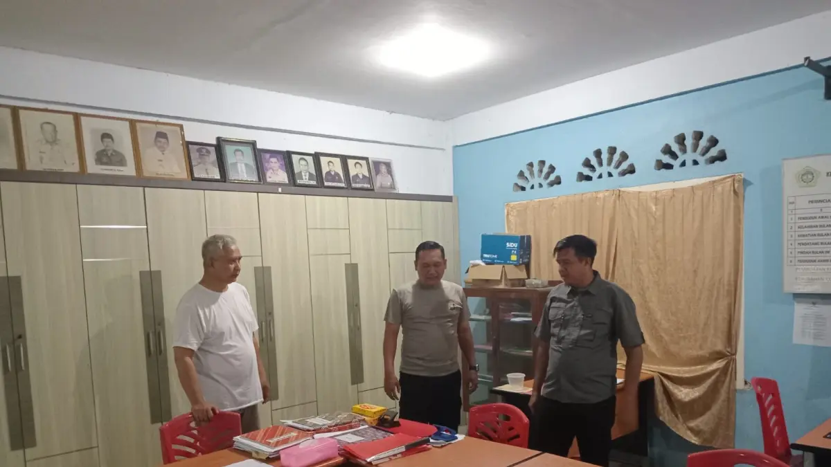 LURAH Tanjungbalai, Azrizal bersama staf melihat laci meja yang dibongkar oleh maling, Senin (4/5/2026). F Sandi Pramosinto/ Batam Pos