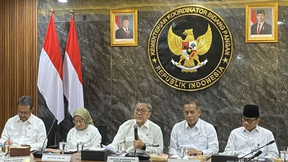 Menteri Koordinator Bidang Pangan sekaligus Ketua Satgas Pembentukan Kopdes Merah Putih Zulkifli Hasan (tengah) menyampaikan keterangan dalam jumpa pers di kantornya, Jakarta, Senin (4/5/2026). (ANTARA/Shofi Ayudiana)