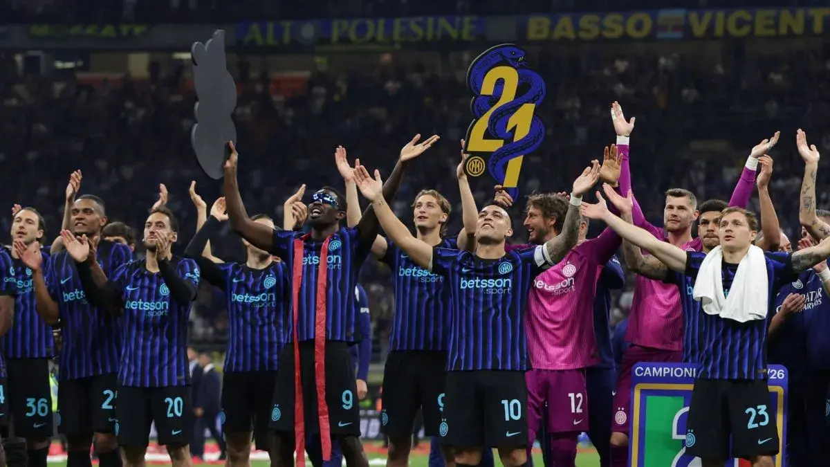 Para pemain Inter Milan merayakan keberhasilan mereka menjuarai Liga Italia setelah menaklukkan Parma dengan skor 2-0 di Stadion Giuseppe Meazza, Milan, Minggu (3/5/2026) waktu setempat. (x.com/Inter)