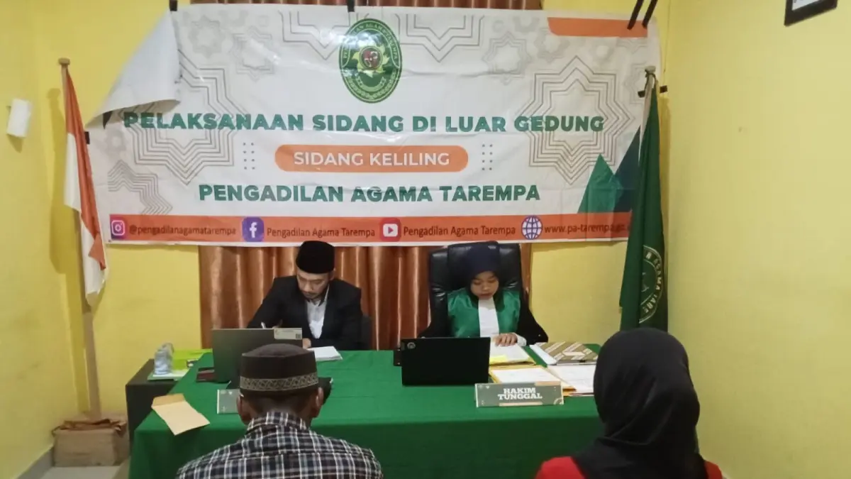 PASANGAN suami istri di Palmatak sedang mengikuti sidang yang dipimpin Hakim PA Tarempa, Irma Zhafira Nur Shabrina. F Ihsan Imaduddin/Batam Pos