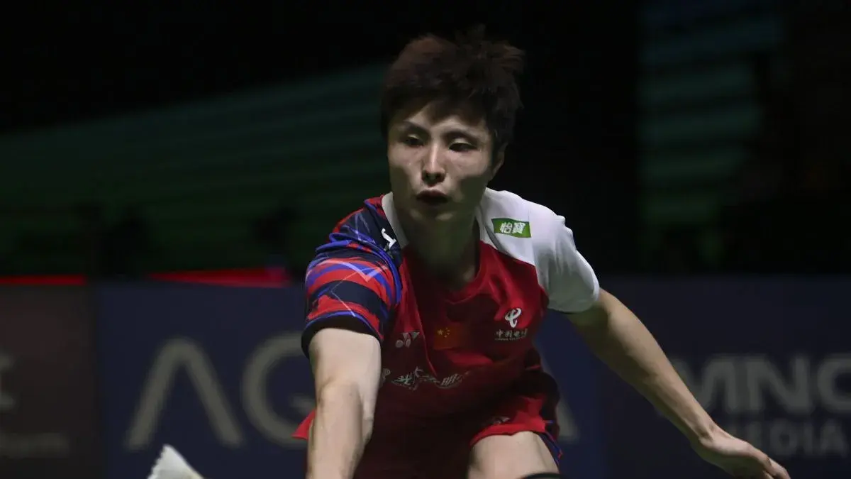 Pebulu tangkis tunggal putra China Shi Yu Qi mengembalikan kok ke arah lawannya tunggal putra Denmark Anders Antonsen dalam babak final Indonesia Open 2024 di Istora Senayan, Jakarta, Minggu (9/6/2024). ANTARA FOTO/Aprillio Akbar/Spt.