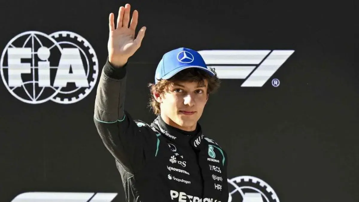 Pembalap asal Italia dari tim Mercedes AMG Petronas Kimi Antonelli melambaikan tangan usai Kualifikasi Grand Prix Formula 1 China di Sirkuit Internasional Shanghai di Shanghai, China, Sabtu (14/3/2026). ANTARA FOTO/Xinhua/Chen Haoming/nym.