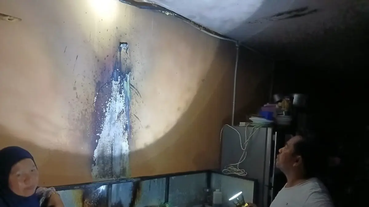 Pemilik warung Ayam Geprek Tarempa, Bahtiar (baju putih) menunjukkan bekas ledakan kompor gas di area dapur. F. Ihsan Imaduddin/Batam Pos