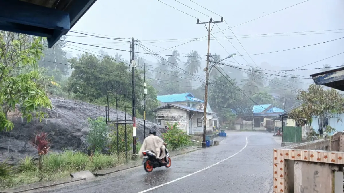 PENGENDARA sepeda motor sedang menerobos terjangan air hujan yang jumlahnya tak terhingga di Desa Ladan, Palmatak. F Ihsan Imaduddin/Batam Pos