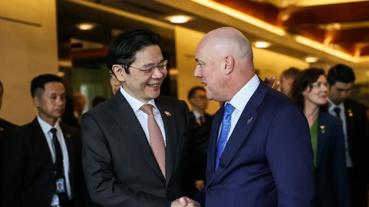 PERDANA Menteri Singapura Lawrence Wong (kiri) berjabat tangan dengan Perdana Menteri Selandia Baru Christopher Luxon dalam pertemuan bilateral dan pembicaraan kerjasama Singapore -New Zealand Leadership Forum. F MDDI via Lawrence Wong Channel