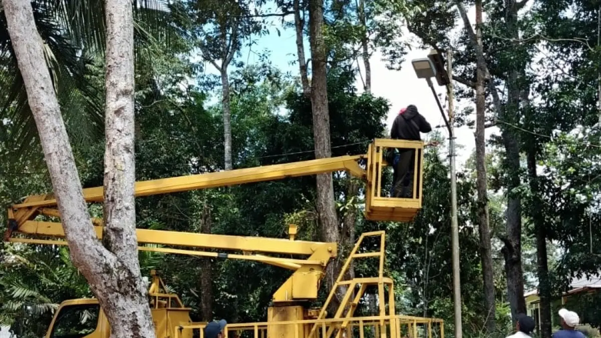 SATGAS PJU Dinas Perkim Bintan memasang PJU di Kecamatan Bintan Timur, baru-baru ini. F.Dinas Perkim Bintan untuk Batam Pos