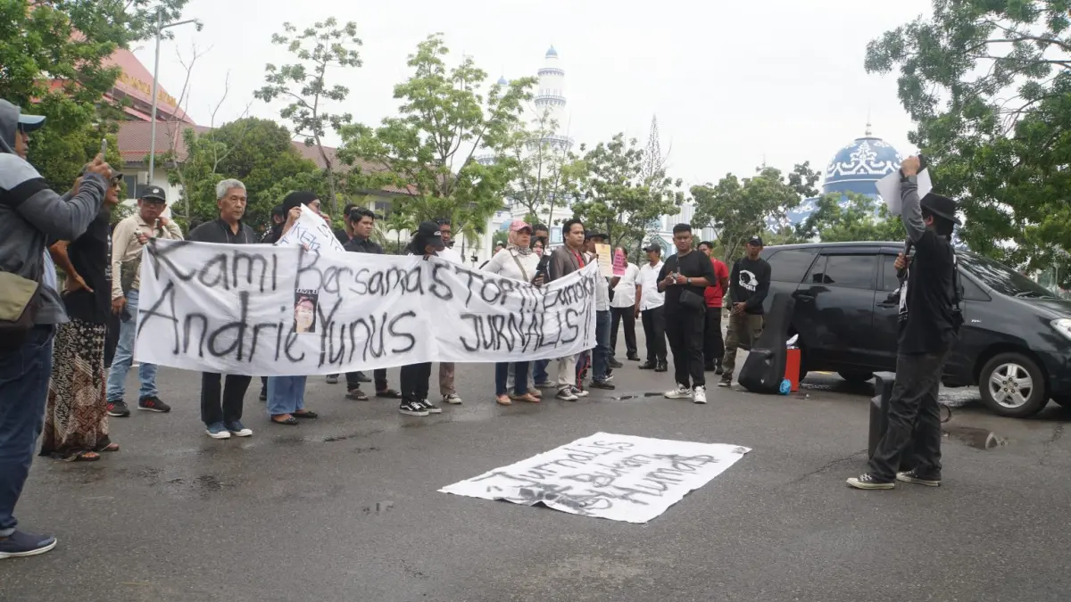 Sejumlah wartawan dari berbagi organisasi profesi menggelar aksi di depan gedung Wali Kota Batam, Senin (4/5/2026). F. Azis Maulana/ Batam pos
