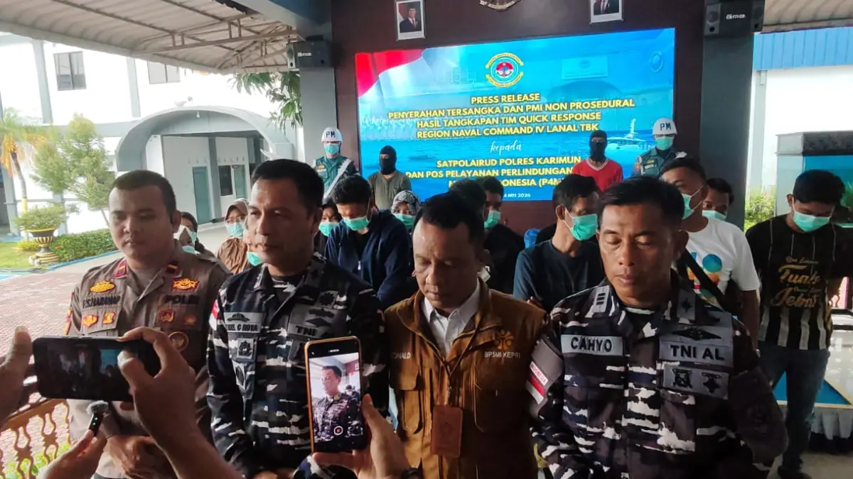TIM Lanal Tanjungbalai Karimun usai press release pengungkapan PMI Ilegal yang hendak diberangkatkan ke Malaysia dari Perairan Takong Iyu, Tanjungbalai Karimun. F Sandi Pramosinto/Batam Pos