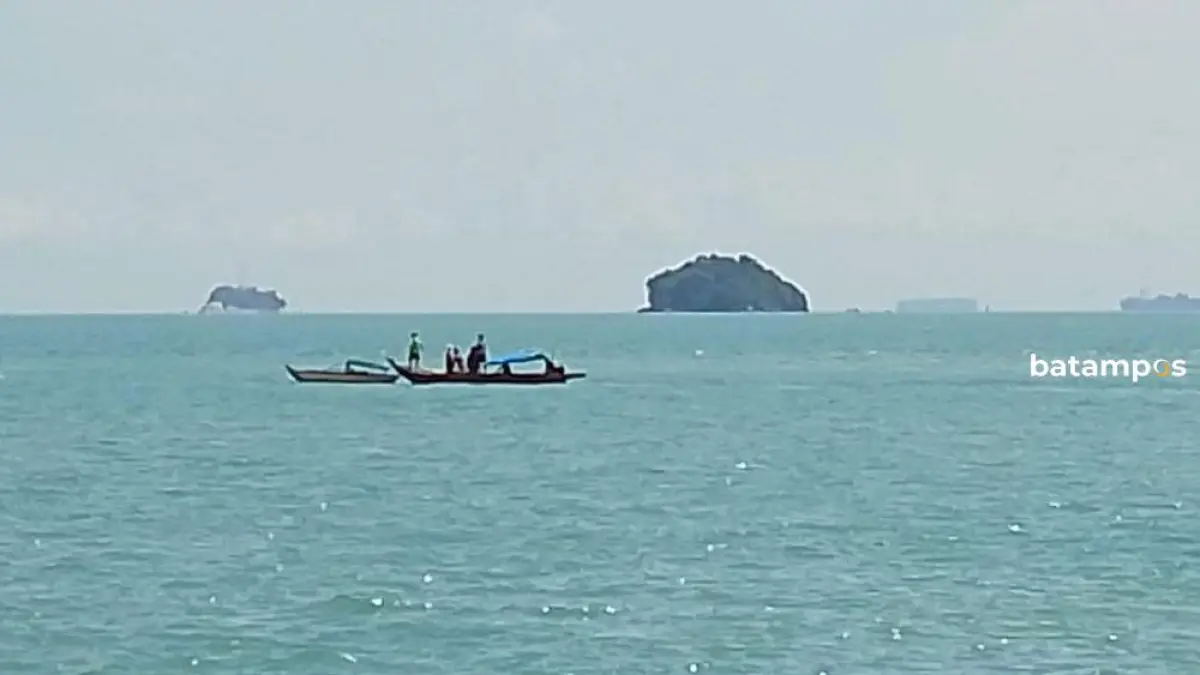 Warga menemukan sampan terombang ambing di laut Perairan Teluk Musodo akibat pemilik sampan telah meninggal dunia. / F. Dok Polsek Tebing