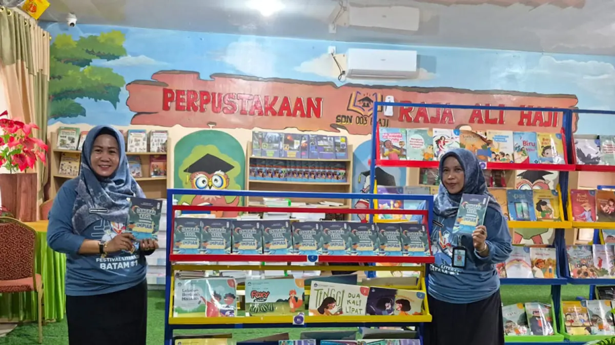 40 murid SD Negeri 003 Batu Aji menunjukkan buku puisi karya mereka berjudul “Langkah Kecil Menggapai Impian” di perpustakaan sekolah, sebagai hasil program literasi yang mendorong kreativitas dan budaya menulis sejak dini di Kota Batam.  / istimewa