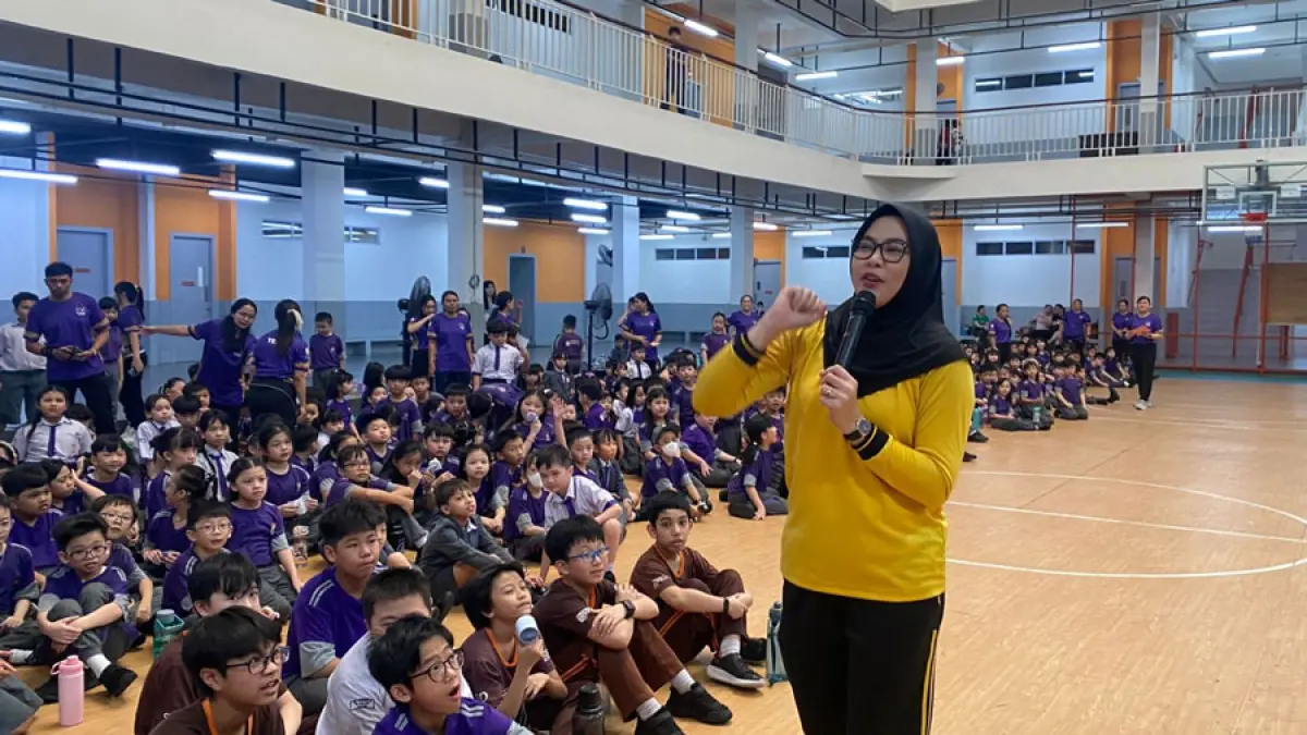Personel Polresta Barelang memberikan sosialisasi anti bullying kepada siswa di Sekolah Yehonala Batam, Senin (4/5), sebagai upaya menanamkan kesadaran dan keberanian melapor guna menciptakan lingkungan sekolah yang aman dan bebas perundungan. / Dok Polresta Barelang untuk Batam Pos 