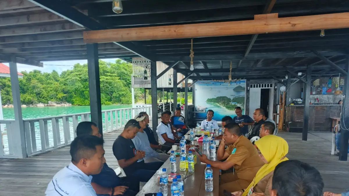 Pertemuan antara pelaku Usaha Kecil Menengah (UKM) Jemaja bersama Camat Jemaja, dan Polsek Jemaja digelar untuk membahas polemik pengiriman barang menggunakan kapal ferry, Selasa (5/5). Dalam pertemuan ini, Syahbandar Letung tak hadir karena berada di luar kota. Foto: Ropi untuk Batam Pos
