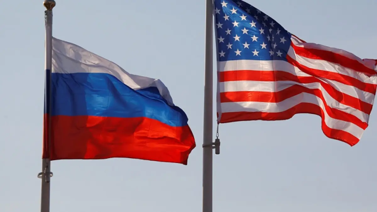 Ilustrasi bendera Rusia dan bendera negara AS. (iuvmpress.news)