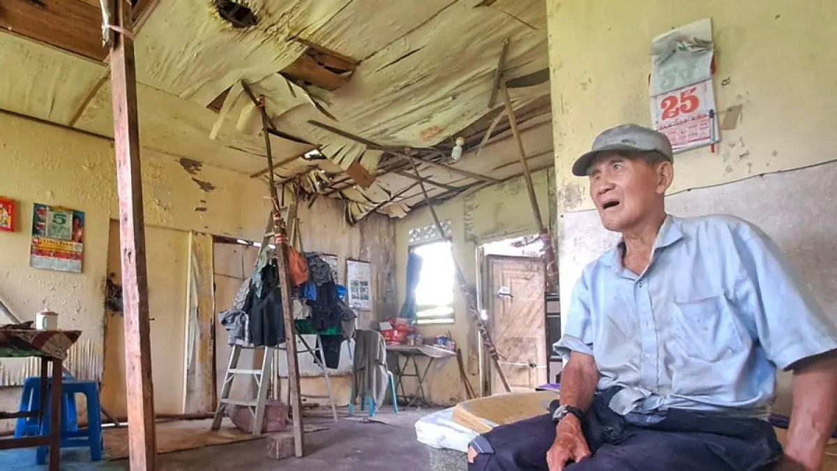 Kakek Kim Leng berada di rumah yang nyaris ambruk di Desa Sebong Lagoi, Kecamatan Teluk Sebong, belum lama ini. / F.Slamet Nofasusanto/Batam Pos.