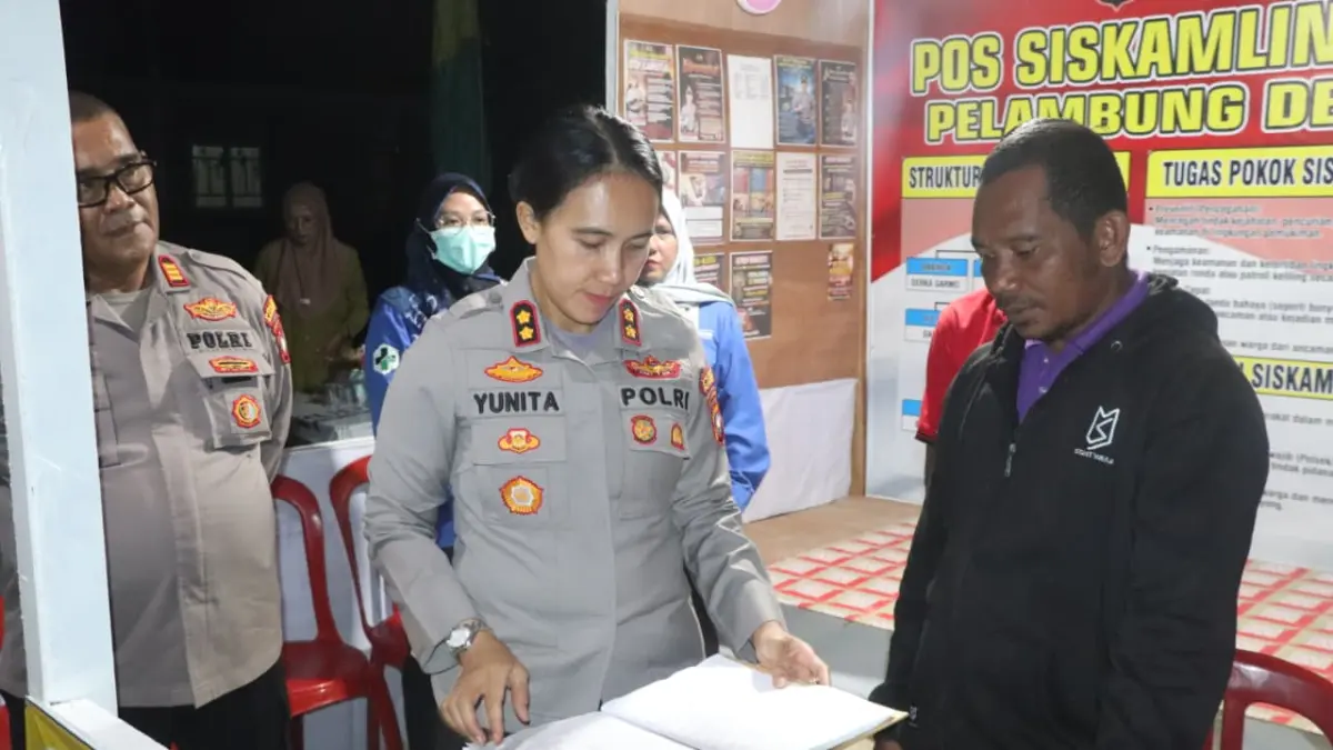 Kapolres Karimun, AKBP Yunita Stevani mengunjungi Pos Satkamling sampai dini hari. F. Dok. Humas Polres Karimun   
